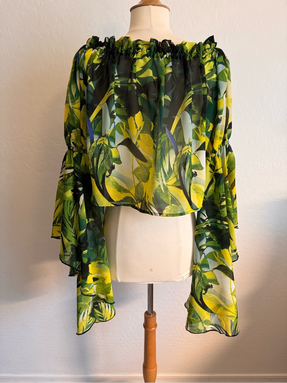 Live 4 Truth Green Tropical Off-Shoulder Bell Sleeve Crop Top - Picture 4 of 14